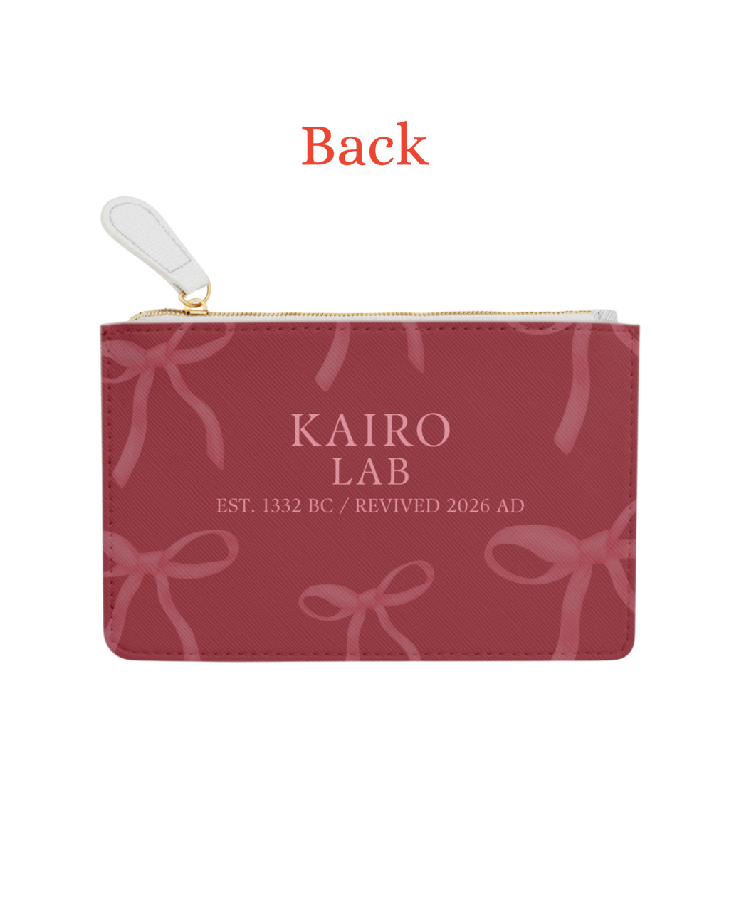 Rote Clutch mit Schleifenmuster, goldenem Reißverschluss und Aufschrift 'KAIRO LAB'.