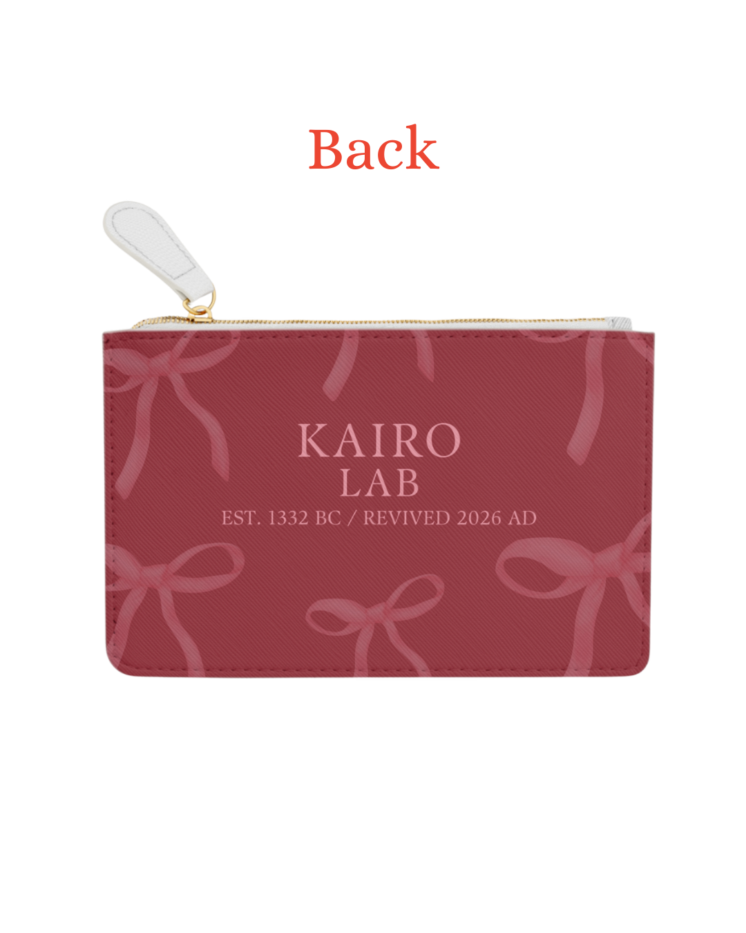 Rote Clutch mit Schleifenmuster, goldenem Reißverschluss und Aufschrift 'KAIRO LAB'.