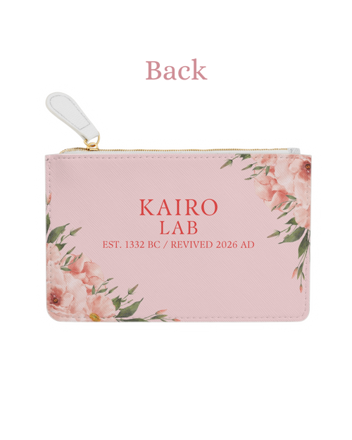 Rosa Geldbörse mit Blumenmuster, goldfarbenem Reißverschluss und modernem Textdesign.